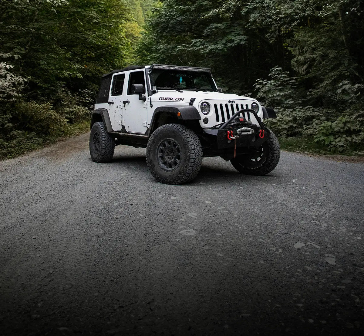 Weißer Jeep im Wald auf einer abgelegenen Straße