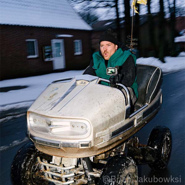 Brian Jakubowski, Social Media Manager vom Projekt Kliemannsland, fährt mit einem selbstgebauten Gelände-Scooter durch den Schnee.
