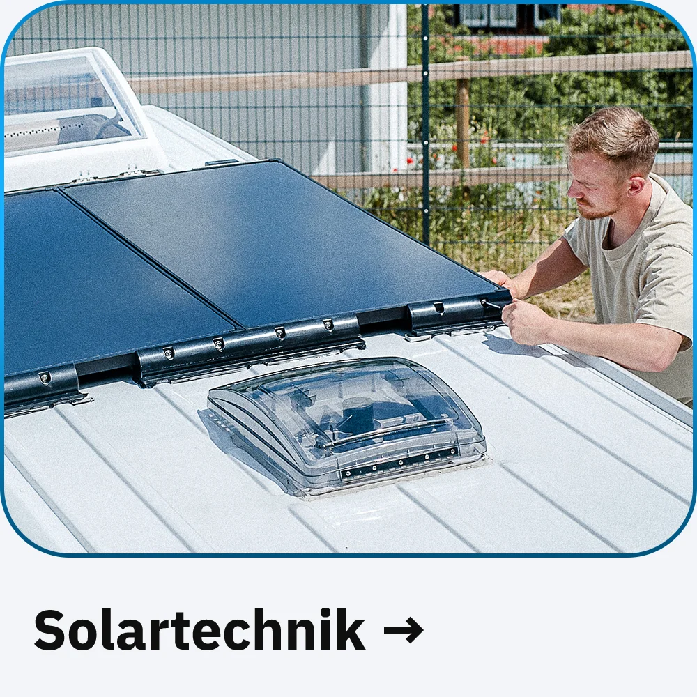 Ein Solarmodul wird auf einem Van montiert